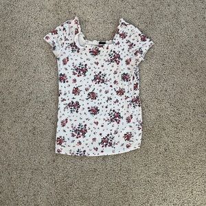Girls flower print tee. Size: L (10-12)